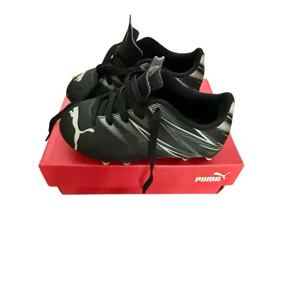 Puma Kids Soccer Cleats – Black & White
Size: US 8 (Toddler/Youth) - Picture 1 of 4